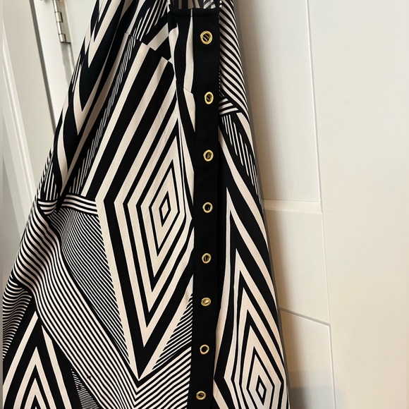 Black and White Tunic with back zipper detail and side buttons. - Picture 3 of 4